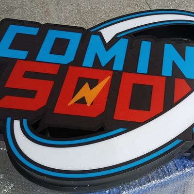 Υψηλής φωτεινότητας LED Light Up Logo Ακρυλική πινακίδα για το σταθμό λεωφορείων Εξωτερική επιφάνεια
