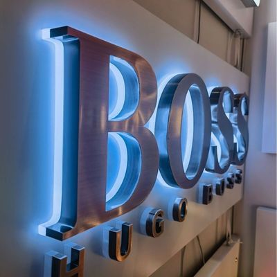 Υψηλής φωτεινότητας LED Light Up Logo Ακρυλική πινακίδα για το σταθμό λεωφορείων Εξωτερική επιφάνεια