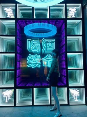 Απεριόριστο οπτικό έργο τέχνης Light Box Melle Abyss Mirror 3D Luminous Letter Logo Neon Billboard